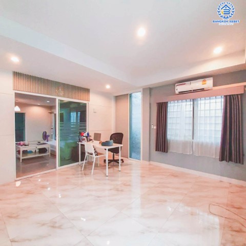 *****บ้านเดี่ยวมือสองย่านนนทบุรี ม.เพอร์เฟคเพลส รัตนาธิเบศร์ เฟส3 หลังมุม! เนื้อที่มากถึง 52.2 ตร.ว. ฟังก์ชัน 3 ห้องนอน 3 ห้องน้ำ 2 ที่จอดรถ บ้านพร้อมอยู่ ต่อเติมเต็มพื้นที่ หน้าบ้านเป็นสวน บนทำเลดี ใกล้เซ็นทรัลรัตนาธิเบศร์, ทางด่วน "งามวงศ์วาน" และรถไฟฟ้าสายสีม่วง "สถานีไทรม้า"